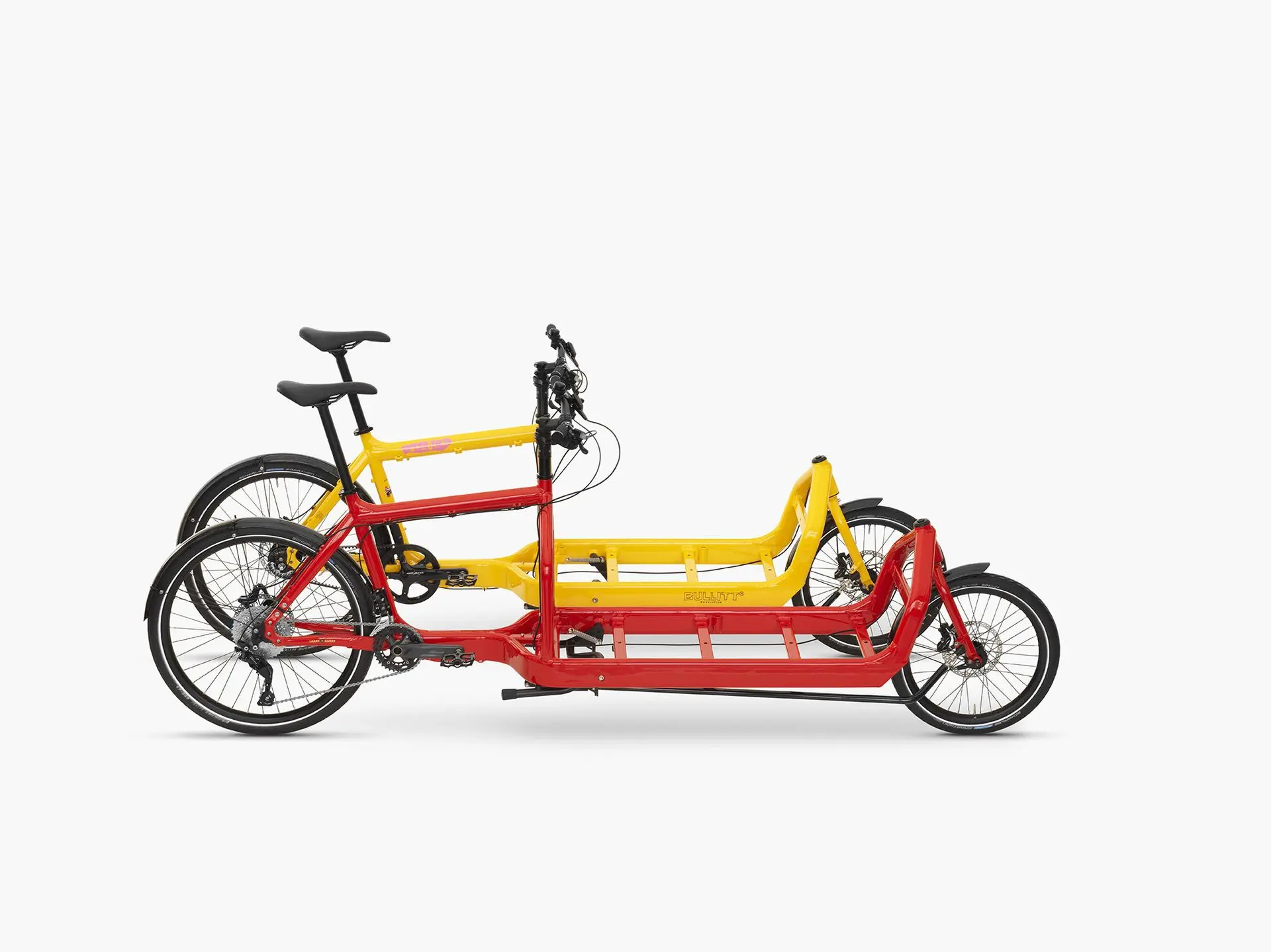 BULLITT X – 20 cm länger als das Original. Mehr Platz, gleiche Dynamik. BULLITT & Bullitt X im Größenvergleich – zwei Lastenräder von Larry vs Harry nebeneinander im Studio, das X mit längerer Ladefläche.