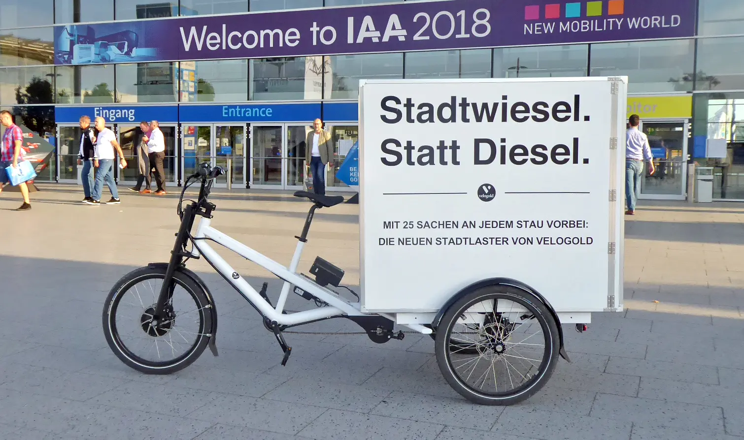 Radkutsche Musketier – starkes Lasten-Dreirad für Profis, hier im Einsatz bei der IAA. Radkutsche Musketier Dreirad für gewerbliche Nutzung, aufgenommen vor dem Eingang der IAA Nutzfahrzeuge.