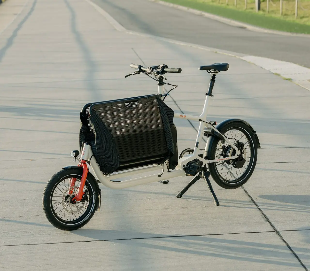 MULI-EU: das kompakte Lastenrad – Made in Europe, gebaut für die Stadt. MULI-EU Lastenrad auf weiter Platzfläche – kompakt, urban und zu 90 % in Europa gefertigt.