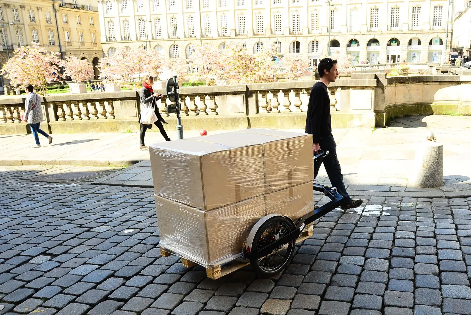 BicyLift Anhänger – Palettentransport per Lastenrad, stapelbar & effizient BicyLift Palettenanhänger – per Fahrrad nutzbarer Hebe-Anhänger für Europaletten-Transport