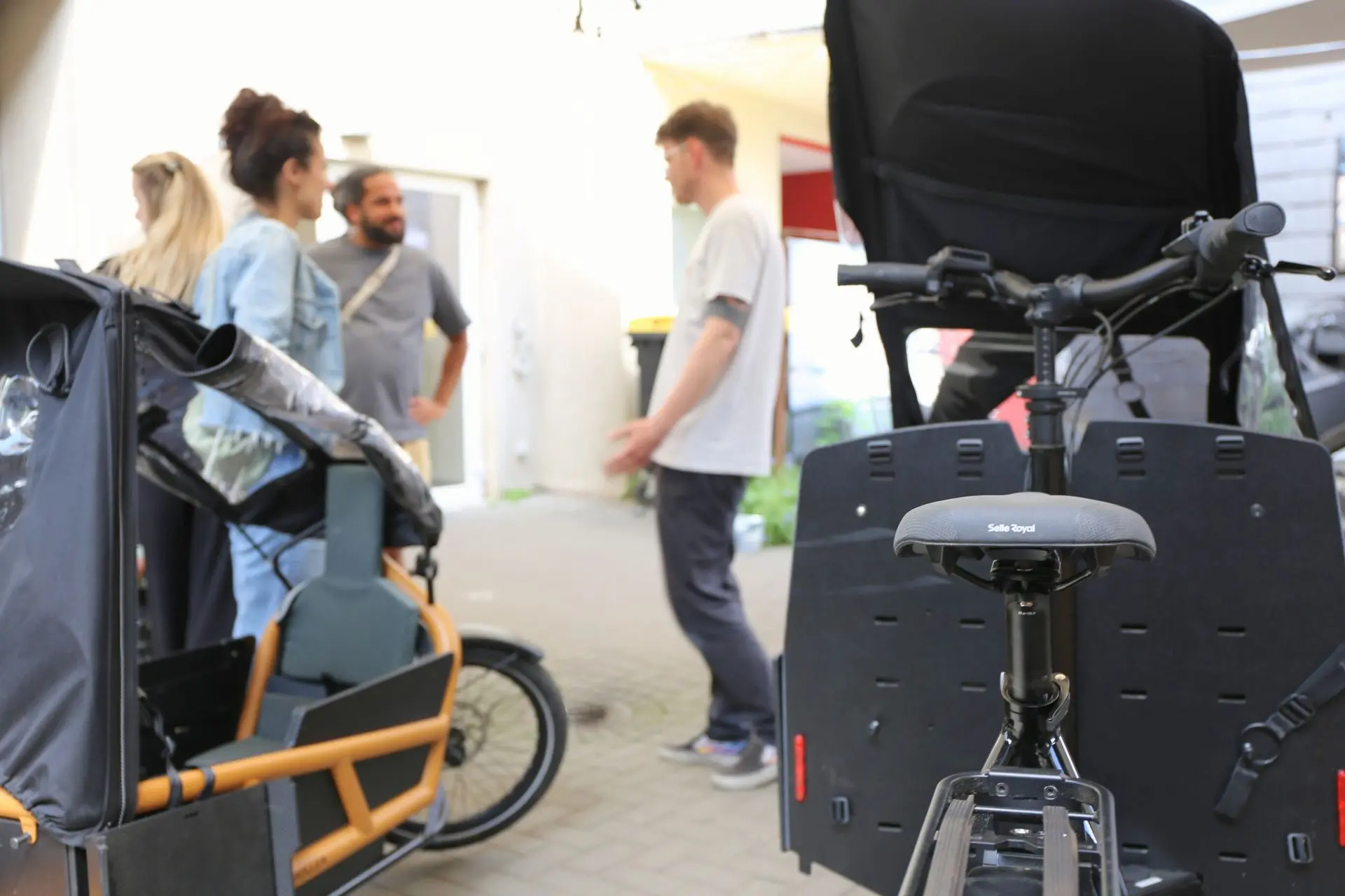 Lastenrad-Beratung mit Zeit & Erfahrung – jetzt persönlich vor Ort erleben Persönliche Beratung bei VELOGOLD – eine Familie erkundet gemeinsam mit unserem Team die Welt der Lastenräder vor Ort in Hannover.