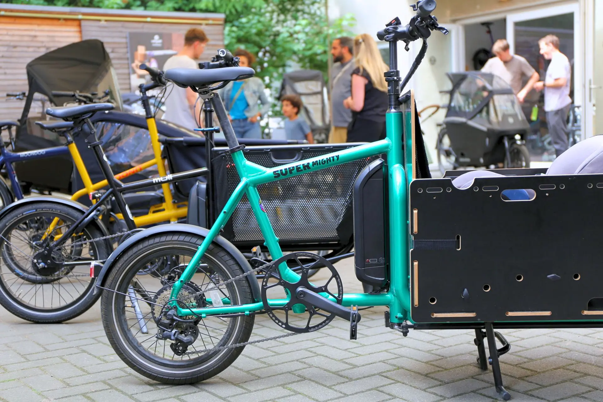 Beratungstalent gesucht – mit Herz und Know-how rund ums Lastenrad Fachkraft bei der Wartung eines Bakfiets Lastenrads in der Velogold-Werkstatt.
