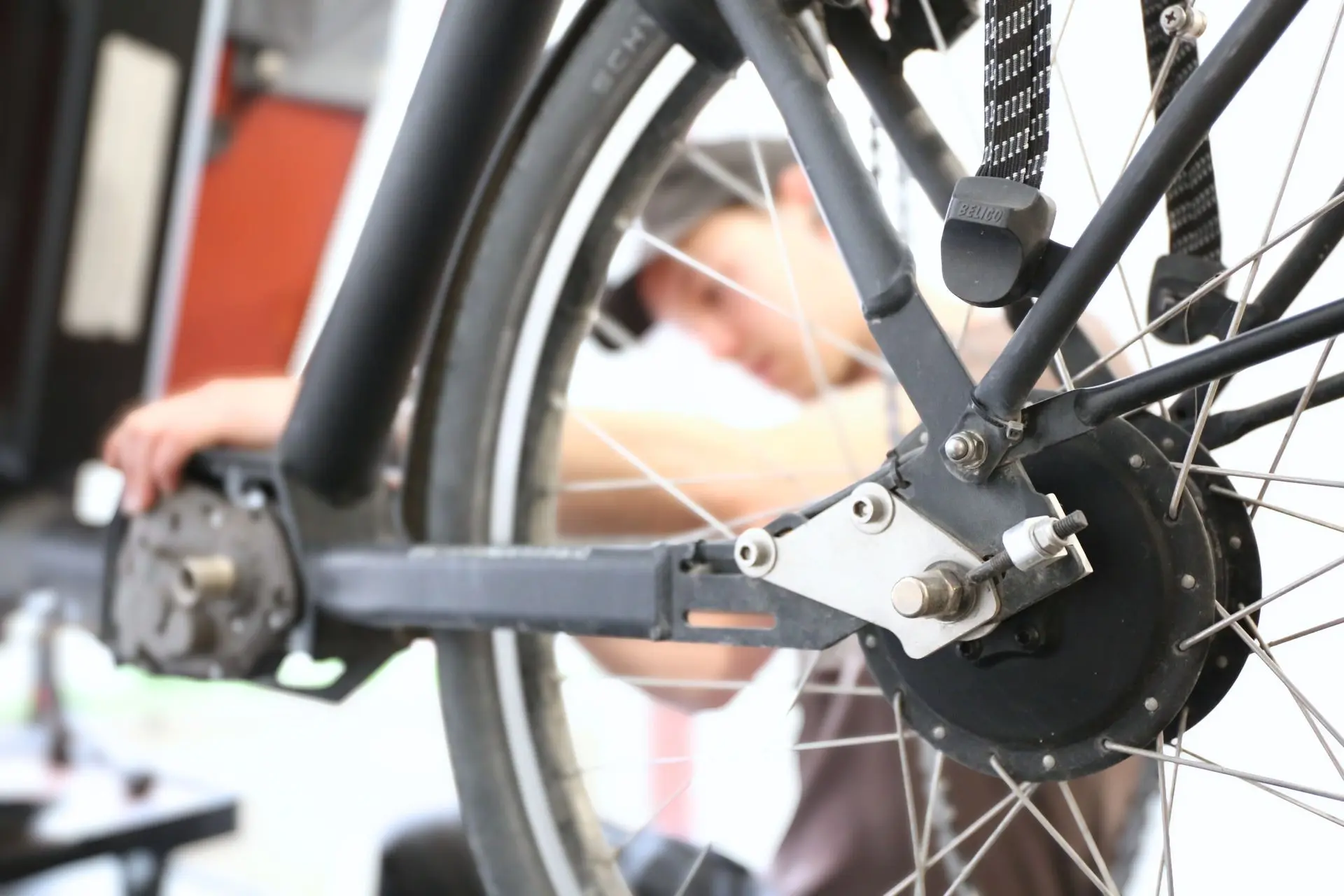 Ausbildung Zweiradmechatroniker/in – mit echten Klassikern wie Bakfiets arbeiten Fachkraft bei der Wartung eines Bakfiets Lastenrads in der Velogold-Werkstatt.